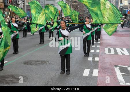 New York, Stati Uniti. 16 marzo 2024. I membri della Seaford High School Marching Band formano Seaford, NY march in the St Patrick's Day Parade lungo la 5th Avenue. (Foto di Ron Adar/SOPA Images/Sipa USA) credito: SIPA USA/Alamy Live News Foto Stock