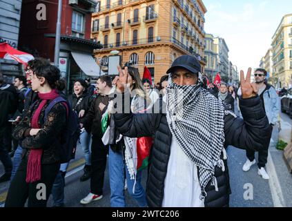 Protesta palestinese a Napoli 15 marzo 2024 , Napoli , Italia : i manifestanti partecipano ad una protesta con il motto "stop the genocide of the Palestinian People" . Hanno chiesto contro l'estradizione di Anan Yaeesh, un cittadino palestinese rinchiuso nelle prigioni italiane con l'accusa di terrorismo e soggetto alla sua possibile estradizione in Israele. Napoli, Napoli Campania Italia Copyright: XPasqualexSenatorexxEyepixxGroupx Foto Stock