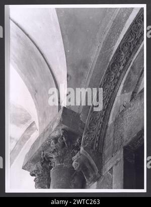 Campania Benevento Cattedrale di Sant'Agata de' Goti. Hutzel, Max 1960-1990 Medioevo: Architettura e scultura architettonica (X-XII secolo); affreschi (XIV secolo); baldacchino. Post-medioevale: Aggiunte barocche all'esterno e completa ristrutturazione degli interni, tra cui estese lavorazioni in stucco; bancarelle di coro in legno finemente scolpite (XVII secolo); dipinti su tela; pavimentazione tessellata; scultura; iscrizione; antichità crocifisso: colonne corinzie riutilizzate in portico e cripta fotografo e studioso tedesco Max Hutzel (1911-1988) fotografate in Italia dai primi anni '1960 fino alla sua morte. Foto Stock