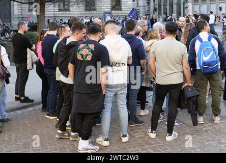 Milano, Italia. 17 marzo 2024. Tanti turisti la domenica in Piazza della Scala, uno dei luoghi più affascinanti e famosi della città credito: Agenzia fotografica indipendente/Alamy Live News Foto Stock