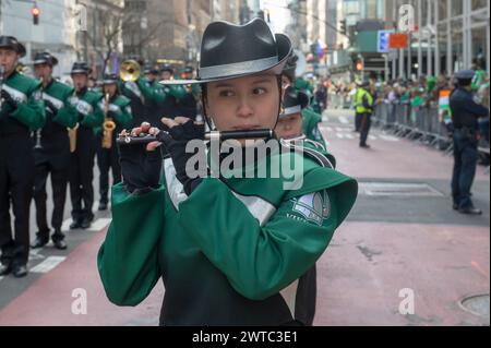 New York, Stati Uniti. 16 marzo 2024. I membri della Seaford High School Marching Band formano Seaford, NY march in the St Patrick's Day Parade lungo la 5th Avenue. Credito: SOPA Images Limited/Alamy Live News Foto Stock