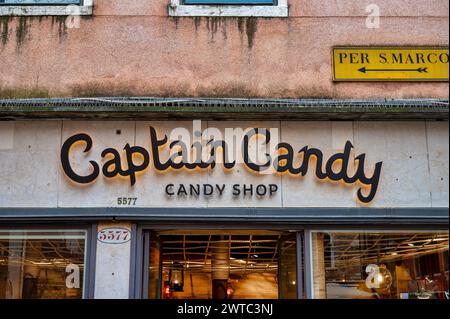 Venezia, Italia - 25 febbraio 2023: L'insegna del negozio Captain Candy a Venezia. Foto Stock