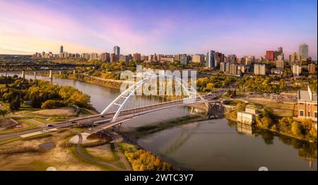 Un'antenna di un ponte sul fiume con la città sullo sfondo a Edmonton, Alberta, Canada. Foto Stock