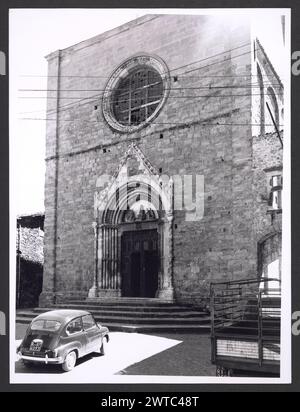 Lazio Rieti Amatrice S. Francesco. Hutzel, Max 1960-1990 Medieval: Architettura, scultura architettonica. S. Francesco è una grande chiesa romanica/gotica, risalente alla fine del XIV secolo. La facciata presenta un portale riccamente decorato. Nella lunetta del portale si trovano figure di terracotta policroma raffiguranti la Madonna col bambino con 2 angeli. Post-medievale: Vedute dell'esterno e dell'interno, tra cui: Pulpito in legno, altare barocco e tabernacolo, scultura e affreschi. Le pareti all'interno della chiesa sono coperte da affreschi del XV secolo realizzati da artisti della scuola marchigiana. La N Foto Stock