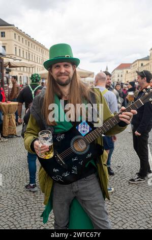 Muenchen, St Patricks Day Festival 2024 auf dem Odeonsplatz, fan di Irische *** Monaco di Baviera, St Patricks Day Festival 2024 sull'Odeonsplatz, fan irlandesi Foto Stock