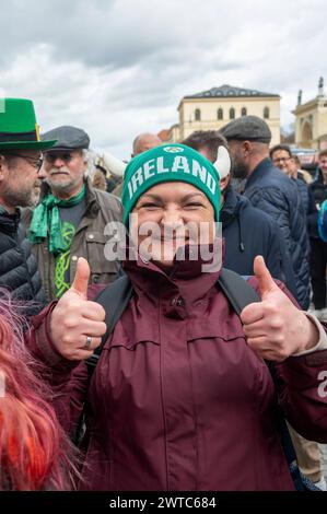 Muenchen, St Patricks Day Festival 2024 auf dem Odeonsplatz, fan di Irische *** Monaco di Baviera, St Patricks Day Festival 2024 sull'Odeonsplatz, fan irlandesi Foto Stock