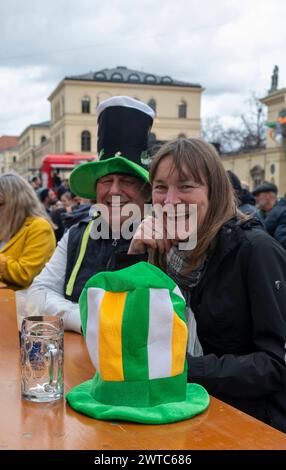 Muenchen, St Patricks Day Festival 2024 auf dem Odeonsplatz, fan di Irische *** Monaco di Baviera, St Patricks Day Festival 2024 sull'Odeonsplatz, fan irlandesi Foto Stock