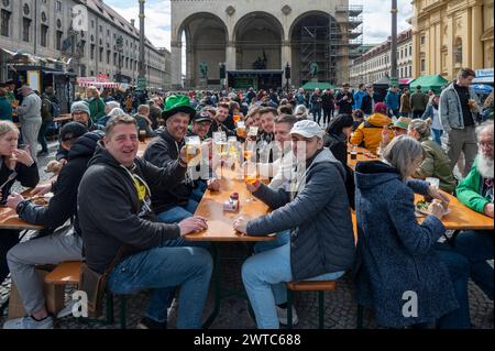 Muenchen, St Patricks Day Festival 2024 auf dem Odeonsplatz, fan di Irische *** Monaco di Baviera, St Patricks Day Festival 2024 sull'Odeonsplatz, fan irlandesi Foto Stock