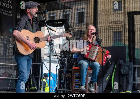 Muenchen, St Patricks Day Festival 2024 auf dem Odeonsplatz, Irische Musik mit Dempsy/McClenehan *** Monaco di Baviera, St Patricks Day Festival 2024 on the Odeonsplatz, musica irlandese con Dempsy McClenehan Foto Stock