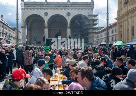 Muenchen, St Patricks Day Festival 2024 auf dem Odeonsplatz, fan di Irische *** Monaco di Baviera, St Patricks Day Festival 2024 sull'Odeonsplatz, fan irlandesi Foto Stock