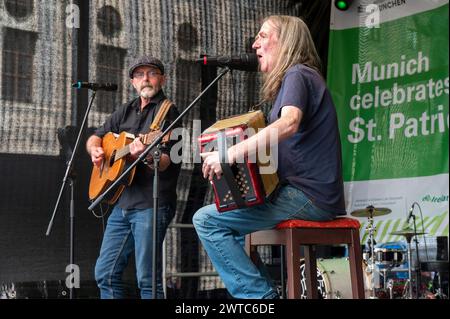 Muenchen, St Patricks Day Festival 2024 auf dem Odeonsplatz, Irische Musik mit Dempsy/McClenehan *** Monaco di Baviera, St Patricks Day Festival 2024 on the Odeonsplatz, musica irlandese con Dempsy McClenehan Foto Stock