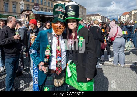 Muenchen, St Patricks Day Festival 2024 auf dem Odeonsplatz, fan di Irische *** Monaco di Baviera, St Patricks Day Festival 2024 sull'Odeonsplatz, fan irlandesi Foto Stock