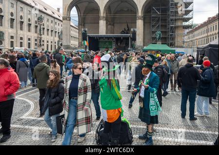 Muenchen, St Patricks Day Festival 2024 auf dem Odeonsplatz, fan di Irische *** Monaco di Baviera, St Patricks Day Festival 2024 sull'Odeonsplatz, fan irlandesi Foto Stock