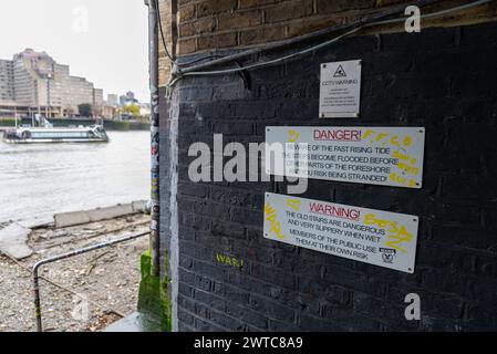 Horselydown Old Stairs, antico accesso al fiume Tamigi vicino al Tower Bridge, Shad Thames, Bermondsey, Londra, Regno Unito. Scendi fino alla costa del Tamigi Foto Stock