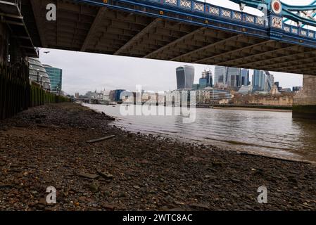 Riva vicino a Horselydown Old Stairs, antico accesso al fiume Tamigi vicino al Tower Bridge, Shad Tamigi, Bermondsey, Londra, Regno Unito. Vista sul quartiere finanziario Foto Stock