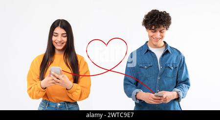 Una giovane donna gioiosa con un maglione giallo e un uomo con una giacca in denim stanno scrivendo messaggi sul telefono Foto Stock