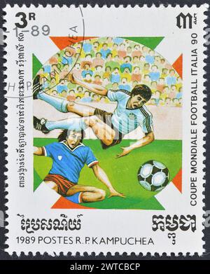 Francobollo cancellato stampato dalla Cambogia, che promuove la Coppa del mondo FIFA 1990 - Italia, circa 1989. Foto Stock