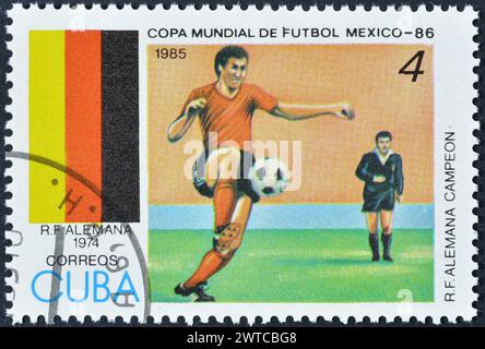 Francobollo cancellato stampato da Cuba, che mostra i padroni di casa della Coppa del mondo : Germania (1974), circa 1985. Foto Stock
