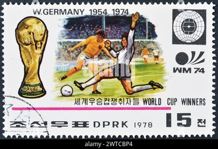 Francobollo cancellato stampato dalla Corea del Nord, che mostra i vincitori della Coppa del mondo di calcio, circa 1978. Foto Stock