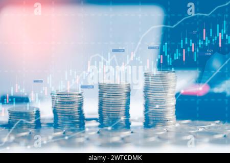 Doppia esposizione del grafico e delle righe di monete per il concetto finanziario e commerciale. Città e file di monete per la finanza, la banca. Mercato azionario o forex tradin Foto Stock