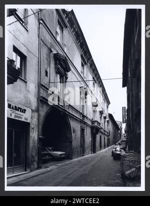 Abruzzo l'Aquila Convento delle Clarisse. Hutzel, Max 1960-1990 vedute esterne del convento e dei portali, vedute interne della chiesa con enfasi sull'affresco del coro e vedute del chiostro. Il fotografo e studioso tedesco Max Hutzel (1911-1988) fotografò in Italia dai primi anni '1960 fino alla sua morte. Il risultato di questo progetto, citato da Hutzel come foto Arte minore, è un'accurata documentazione dello sviluppo storico dell'arte in Italia fino al XVIII secolo, che comprende oggetti degli Etruschi e dei Romani, nonché monumenti altomedievali, romanici, gotici, rinascimentali e barocchi Foto Stock