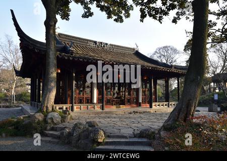 Corridoio cinese nel giardino classico di Suzhou Foto Stock