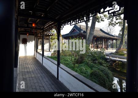 Corridoio cinese nel giardino classico di Suzhou Foto Stock