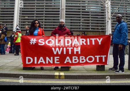 Londra, Regno Unito. 16 marzo 2024. I manifestanti mostrano solidarietà con Diane Abbott al di fuori del Ministero degli interni durante la marcia contro il razzismo, l'islamofobia e l'antisemitismo. Crediti: Vuk Valcic/Alamy Live News Foto Stock