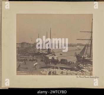 Il Bund francese. Shanghai. Sze Yuen Ming & Co., fotografo (cinese, attivo negli anni '1892 - '1920) 1890 Vista degli affollati moli lungo il Bund francese o "Quai de France", dove sono ormeggiate numerose navi e barche. Un gran numero di balle non identificate può essere visto in primo piano. (Recto, stampa) in basso a sinistra, inciso nel negativo, in bianco: '42, Nanking Road.'; (Recto, Mount) in basso a destra, in inchiostro nero: "il Bund francese. Shanghai"; Foto Stock