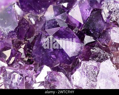 sfondo geologico - cristalli naturali di ametista in primo piano geodico Foto Stock