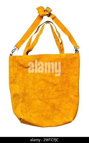 borsa vuota realizzata a mano in pelle scamosciata gialla su sfondo bianco Foto Stock