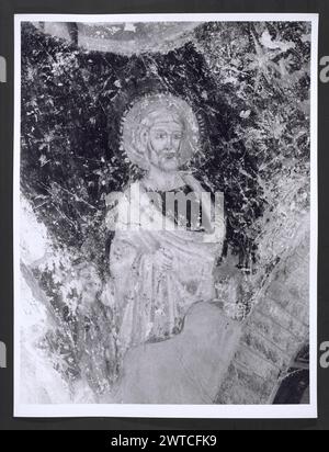 Marce Macerata San Severino Marche S. Lorenzo in Doliolo. Hutzel, Max 1960-1990 vedute esterne della chiesa dell'XI secolo con chiostro e campanile del XIV secolo. Nella cripta (IX-XIII secolo) si trovano dipinti a soffitto e murale di angeli, evangelisti e vari altri santi in medaglioni; affreschi votivi dei Santi Domenico, Agostino e Antonio Abate; e la tomba di S. Domenico. Nelle cappelle della quarta e quinta cripta si trova un ciclo di affreschi dei fratelli Salimbeni del martirio di Sant'Andrea. L'interno della chiesa è stato pesantemente restaurato, con moderni moli e capitelli a navata. Visualizzato in t Foto Stock
