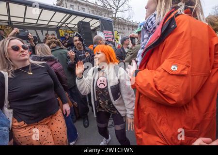 Londra, Regno Unito. 16 marzo 2024. La gente danzava con la musica da un camion nel mezzo di Whitehall di fronte a Downing St, dove c'erano anche discorsi contro la crescente ondata di discorsi di odio che venivano stimolati dai principali membri del partito Tory tra cui Sunak, Gove, Braverman e altri. I loro discorsi di "governo della mafia”, "incitamento all'odio” e "estremisti” stanno attaccando il nostro diritto di protesta e di libertà di parola e spostando il paese verso uno Stato di polizia estremista di destra. Peter Marshall/Alamy Live News Foto Stock