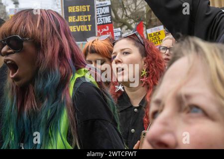 Londra, Regno Unito. 16 marzo 2024. La gente danzava con la musica da un camion nel mezzo di Whitehall di fronte a Downing St, dove c'erano anche discorsi contro la crescente ondata di discorsi di odio che venivano stimolati dai principali membri del partito Tory tra cui Sunak, Gove, Braverman e altri. I loro discorsi di "governo della mafia”, "incitamento all'odio” e "estremisti” stanno attaccando il nostro diritto di protesta e di libertà di parola e spostando il paese verso uno Stato di polizia estremista di destra. Peter Marshall/Alamy Live News Foto Stock