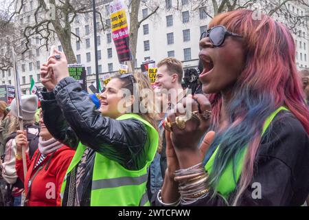 Londra, Regno Unito. 16 marzo 2024. La gente danzava con la musica da un camion nel mezzo di Whitehall di fronte a Downing St, dove c'erano anche discorsi contro la crescente ondata di discorsi di odio che venivano stimolati dai principali membri del partito Tory tra cui Sunak, Gove, Braverman e altri. I loro discorsi di "governo della mafia”, "incitamento all'odio” e "estremisti” stanno attaccando il nostro diritto di protesta e di libertà di parola e spostando il paese verso uno Stato di polizia estremista di destra. Peter Marshall/Alamy Live News Foto Stock