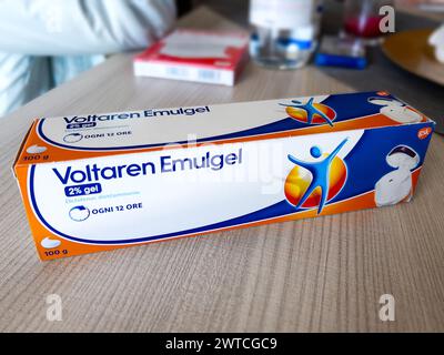 Torino, Italia - 07 marzo 2024: Farmaco antinfiammatorio Emulgel Voltaren con principio attivo diclofenac sodico in confezione su tavola di legno Foto Stock