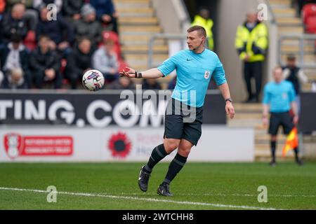 Rotherham, Regno Unito. 16 marzo 2024. L'arbitro Josh Smith durante la partita per il titolo EFL tra Rotherham United FC e Huddersfield Town AFC all'Aesseal New York Stadium, Rotherham, Inghilterra, Regno Unito il 16 marzo 2024 Credit: Every Second Media/Alamy Live News Foto Stock