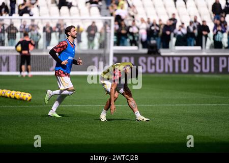 Torino, Italia. 17 marzo 2024. La Juventus Manuel Locatelli e la Juventus Danilo si scaldano prima della partita di calcio di serie A tra Juventus e Genova allo stadio Allianz di Torino, Italia nord-occidentale - domenica 17 marzo 2024. Sport - calcio . (Foto di Marco Alpozzi/Lapresse) credito: LaPresse/Alamy Live News Foto Stock