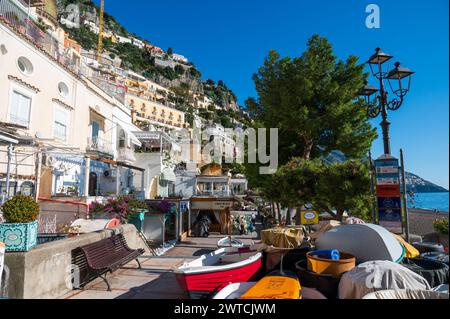 Positano, Italia - 19 dicembre 2022: Immagine vibrante della pittoresca cittadina costiera di Positano con edifici colorati che salgono sulla collina sotto un blu chiaro Foto Stock