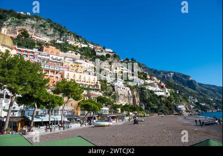 Positano, Italia - 19 dicembre 2022: Immagine vibrante della pittoresca cittadina costiera di Positano con edifici colorati che salgono sulla collina sotto un blu chiaro Foto Stock