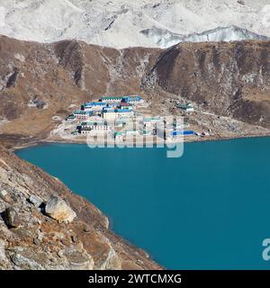 Dudh Pokhari TSO o lago Gokyo, villaggio Gokyo, ghiacciaio Ngozumba, valle Khumbu, tre passi di trekking, montagne dell'himalaya Nepal Foto Stock