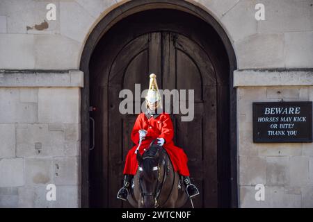 Londra, Regno Unito, 7 febbraio 2022. Una guardia di famiglia di cavalleria in servizio fuori dall'Horse Guards Building, Whitehall. Credito: Vuk Valcic/Alamy Foto Stock