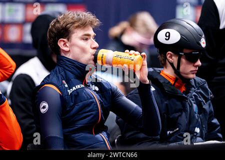 Rotterdam, Paesi Bassi. 17 marzo 2024. ROTTERDAM, PAESI BASSI - 17 MARZO: Kay Huisman dei Paesi Bassi beve durante il terzo giorno dei Campionati mondiali di pattinaggio di velocità su pista corta ISU 2024 ad Ahoy il 17 marzo 2024 a Rotterdam, Paesi Bassi. (Foto di Joris Verwijst/Agenzia BSR) credito: Agenzia BSR/Alamy Live News Foto Stock