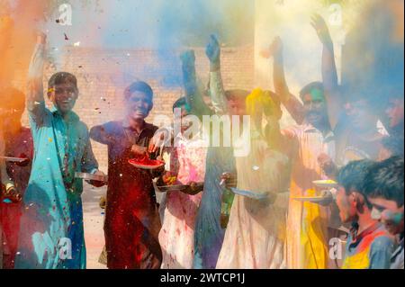 La gente delle aree rurali festeggia il festival holi nel Punjab , Pakistan Foto Stock