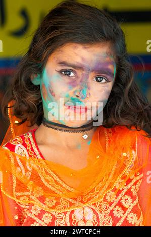 La gente delle aree rurali festeggia il festival holi nel Punjab , Pakistan Foto Stock