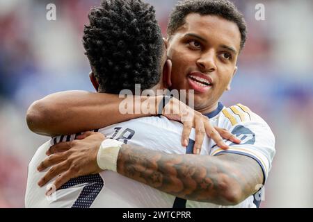 Pamplona, Spagna. 16 marzo 2024. Vinicius Paixao de Oliveira JR e Rodrygo vanno al Real Madrid festeggiano dopo aver segnato un gol durante la partita LaLiga EA Sports tra Osasuna e Real Madrid allo Stadio El Sadar. Punteggio finale; Osasuna 2:4 Real Madrid. (Foto di Fernando Pidal/SOPA Images/Sipa USA) credito: SIPA USA/Alamy Live News Foto Stock