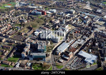 Una vista aerea del 2024 del centro di Barnsley che guarda a ENEast fino a Peel Street e Shambles Street, South Yorkshire Foto Stock
