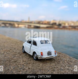 Vecchia macchinetta bianca retrò sulla strada della città Foto Stock