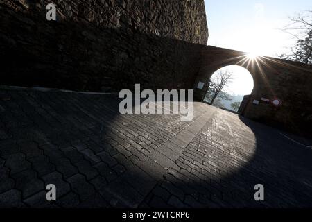 DAS Obere Schloss in der Siegener Oberstadt Torbogen. Die Sonne strahlt am Morgen. Winter im Siegerland am 17.03.2024 a Siegen/Deutschland. *** Il Castello superiore a Siegens città alta arcata il sole splende al mattino Inverno a Siegerland il 17 03 2024 a Siegen Germania Foto Stock