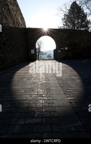 DAS Obere Schloss in der Siegener Oberstadt Torbogen. Die Sonne strahlt am Morgen. Winter im Siegerland am 17.03.2024 a Siegen/Deutschland. *** Il Castello superiore a Siegens città alta arcata il sole splende al mattino Inverno a Siegerland il 17 03 2024 a Siegen Germania Foto Stock